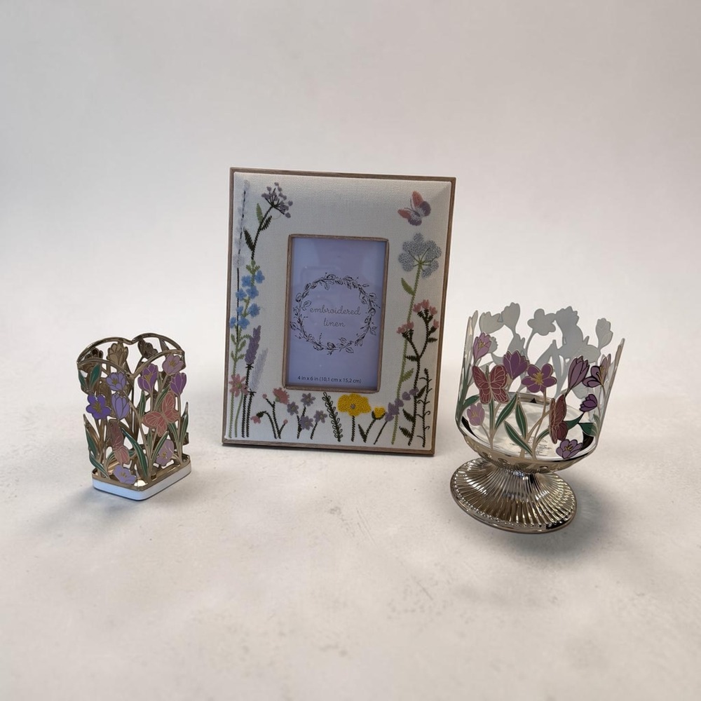 Bath & Body Works Floral Candle Holder Soap Sleeve & 4x6 Embroidered Linen Frame - Picture 1 of 5